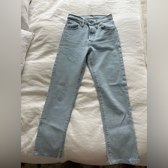 Levi’s Wedgie Fit Light Wash Cropped Jeans - Picture 2 of 4